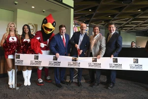 Adam Greenblatt opens BetMGM sportsbook at State Farm Stadium